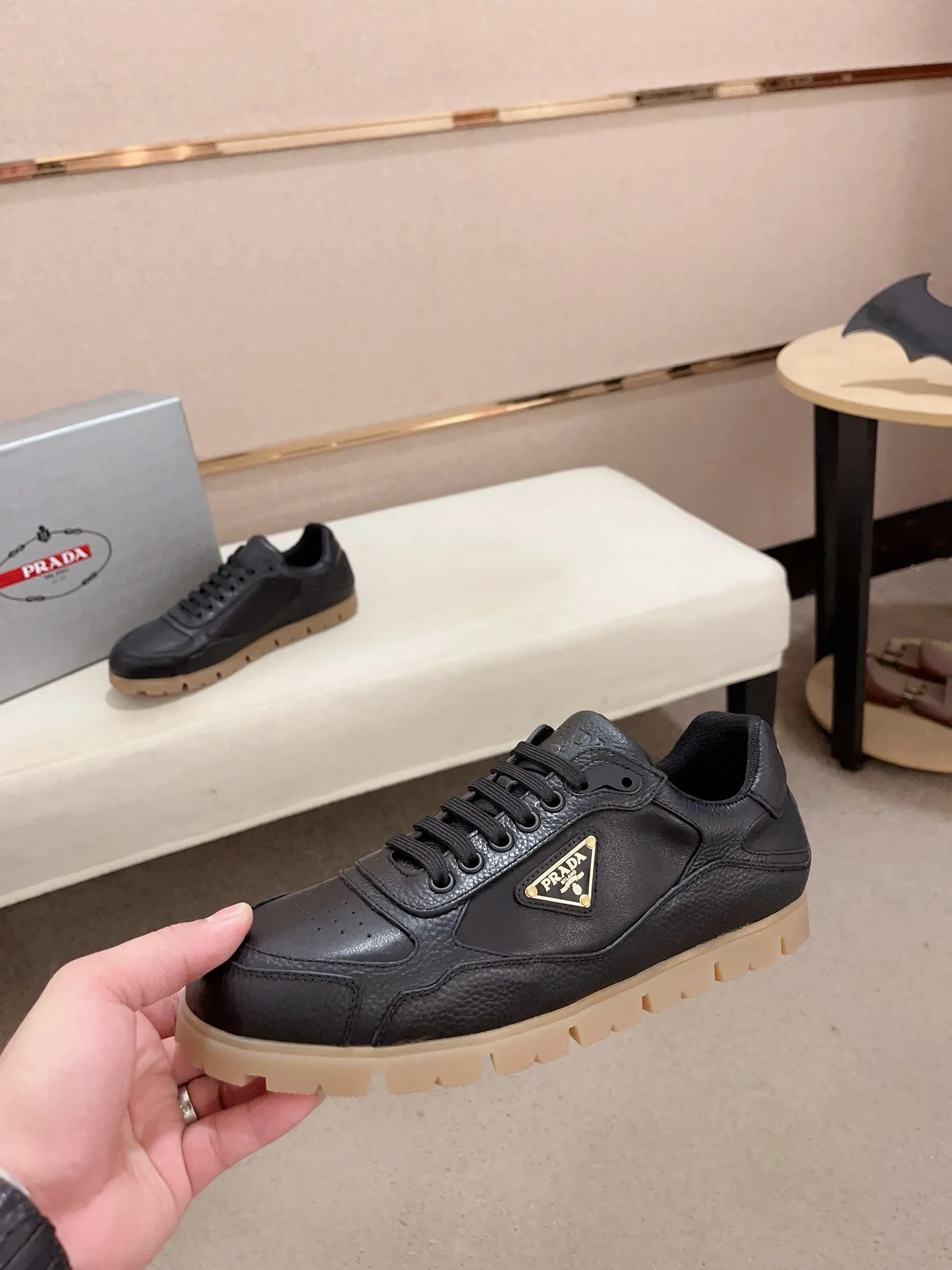 Men's shoes 💰 540💰 ✔️✔️✔️Higher version High-quality new PRADA (Prada) counters are launched at the same time. The new men's shoes and 😘 fabrics are made of high-tech glue-making technology. Lining: Full cowhide lining. 👍🏿 High-end ☄️ air-cushion molded anti-slip rubber outsole, exquisite lines, simple and elegant, comfortable and high-end for leisure travel. Code number: 38 to 44 (45 can be customized and cannot be returned or exchanged)